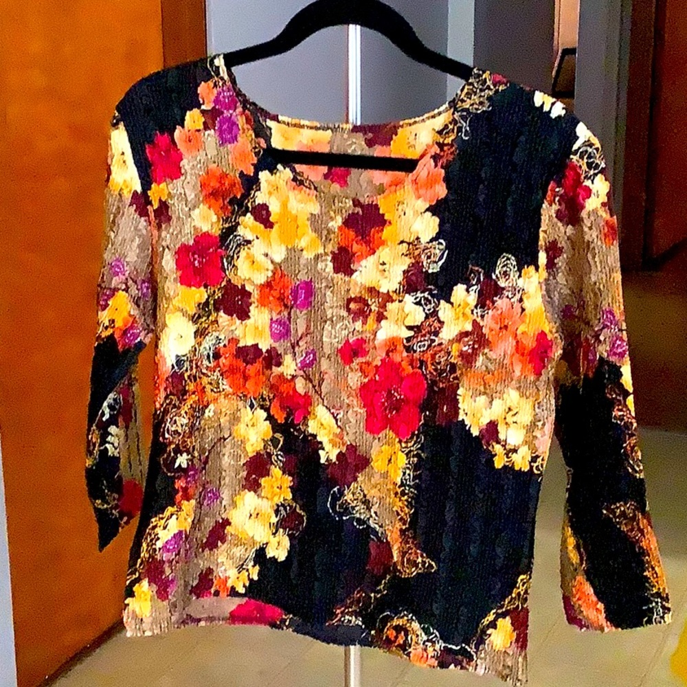 Beautiful 3/4 sleeve blouse, light and washable.